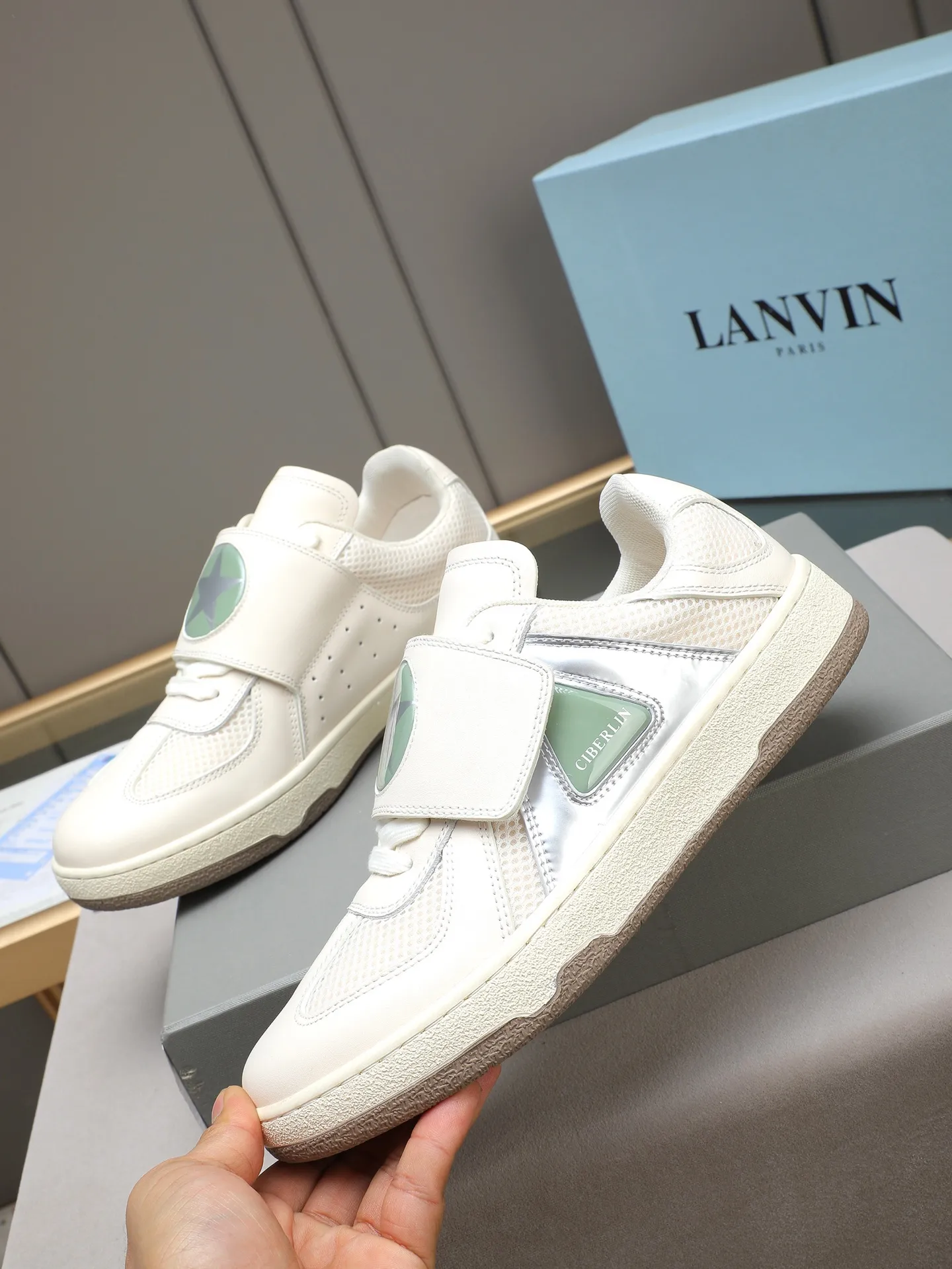 Men's shoes 💰600 [LANVIN] The latest fashionable item! High quality CLAY series‼ ️ The latest trendy products of the season 🌈Many bloggers have planted grass and purchased the original open-mold customization. The upper and outsole are sewn with mark threads without edge sealing. Multiple material splicing combination design. Very versatile for fashionable and casual wear. Comfortable on the feet. Self-recommended. Upper cowhide + cow suede + breathable mesh lining. Foot-padding cowhide. Exclusive original open-mold clear logo rubber outsole ⚠️38-44 (customized for 45)